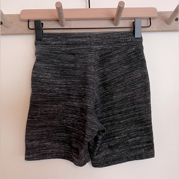 Old Navy Boys Gray Cotton Shorts Size 5T - Picture 2 of 3